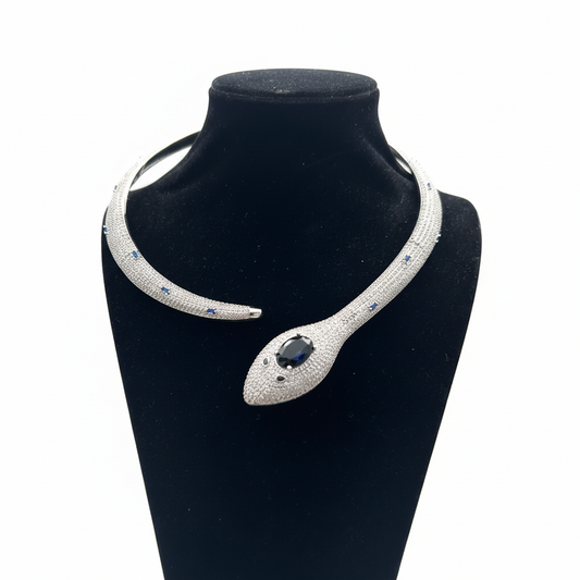 Zirkon Taşlı Siyah Kristal Gözlü Yılan Başlı Kolye - Gümüş Rengi