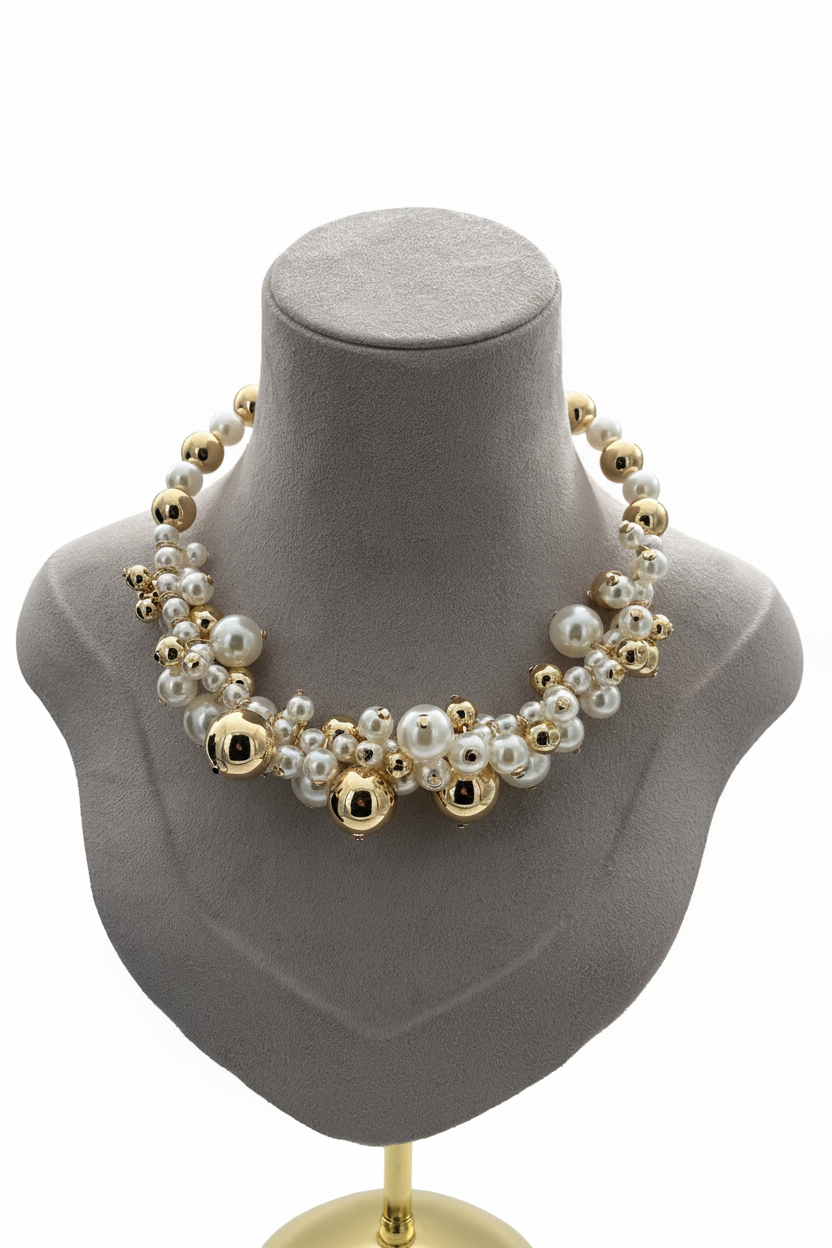 Beyaz arka plan üzerinde inci boncuk gold rengi metalik top aksamlı küme choker kolye