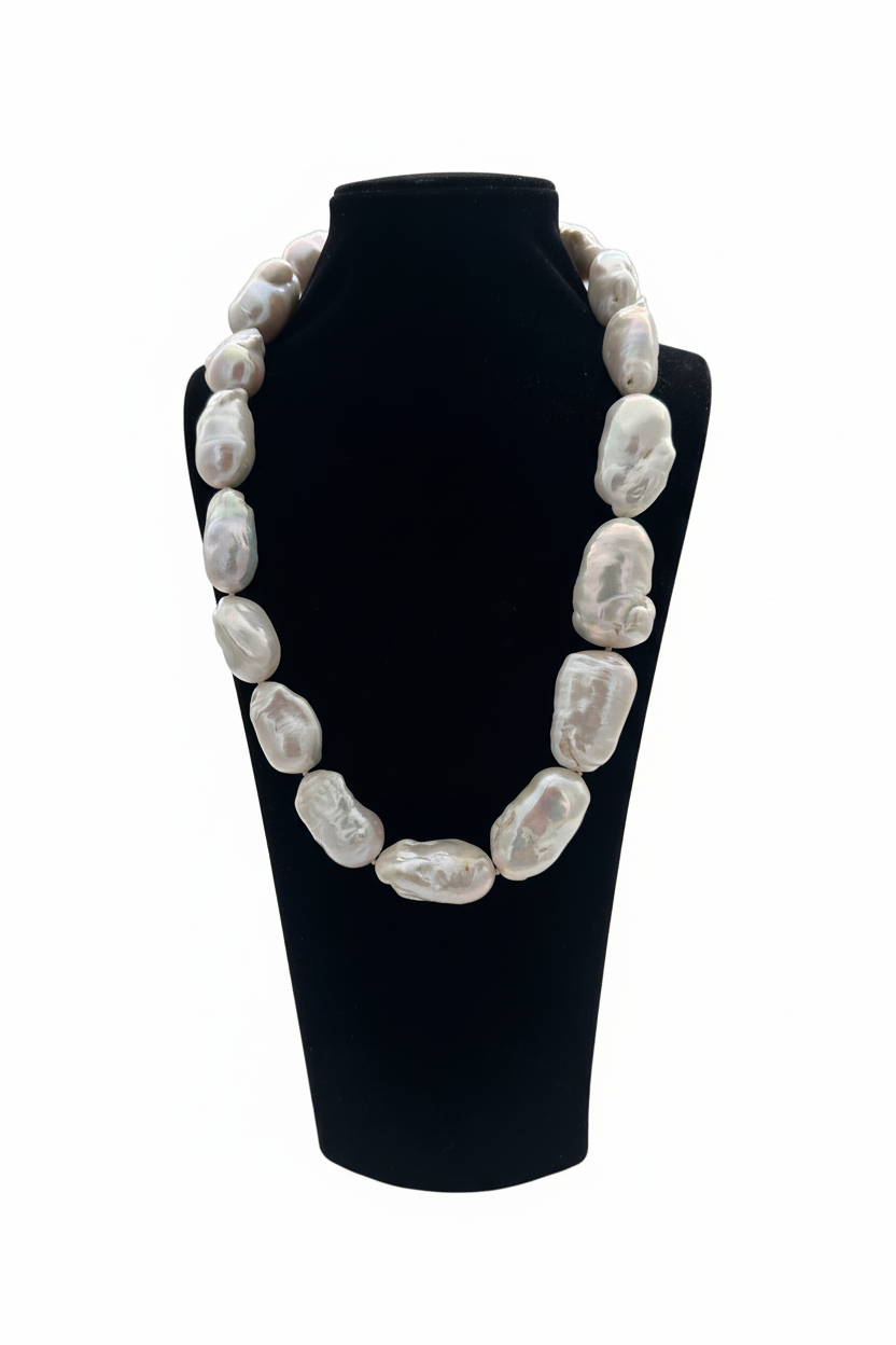 Beyaz arka plan üzerinde gerçek jumbo boy barok inci kolye