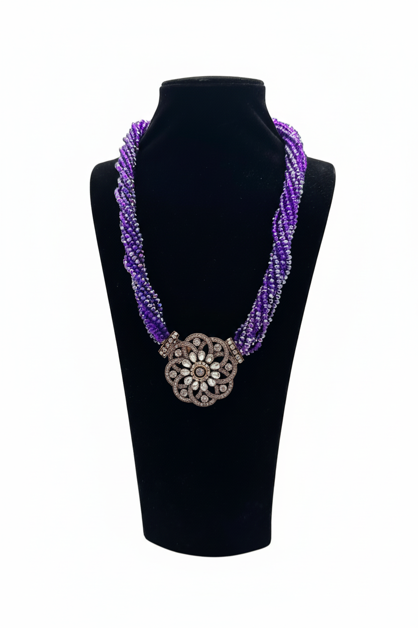 Beyaz arka plan üzerinde mor bükme boncuk kolye, antik bronz taş işlemeli çiçek motifli orta süs