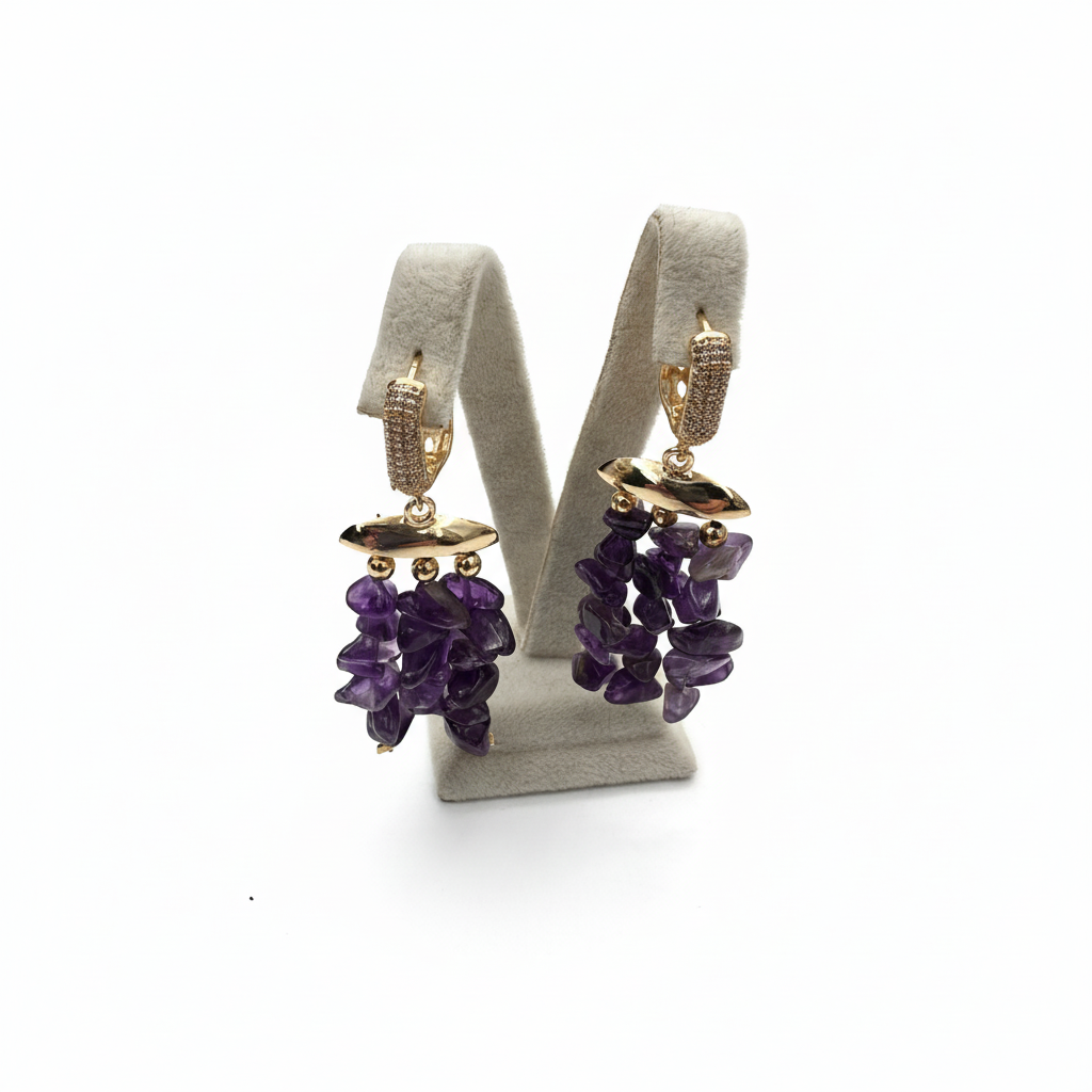 Beyaz zemin üzerinde ametist taşlı küpeler