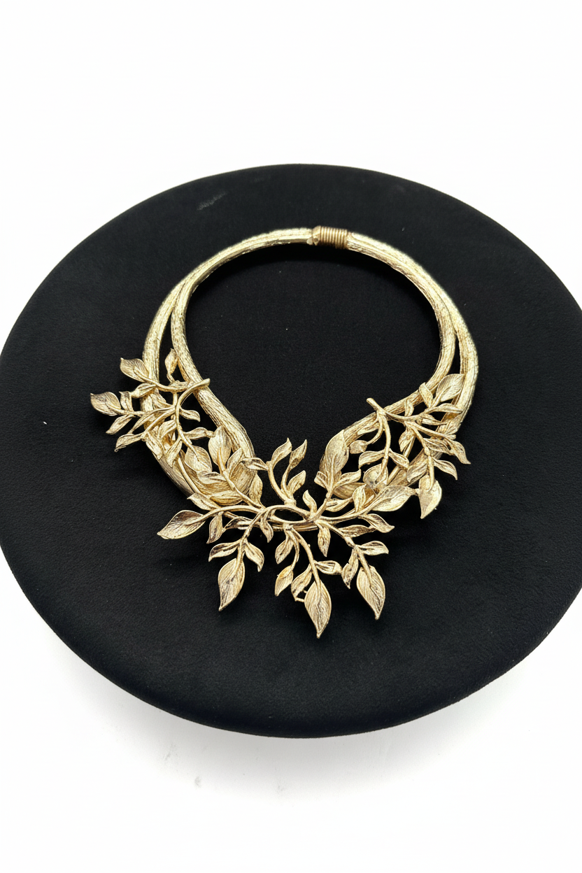 Beyaz arka plan üzerinde altın kaplamalı pirinç yaprak dal motifli choker statement kolye
