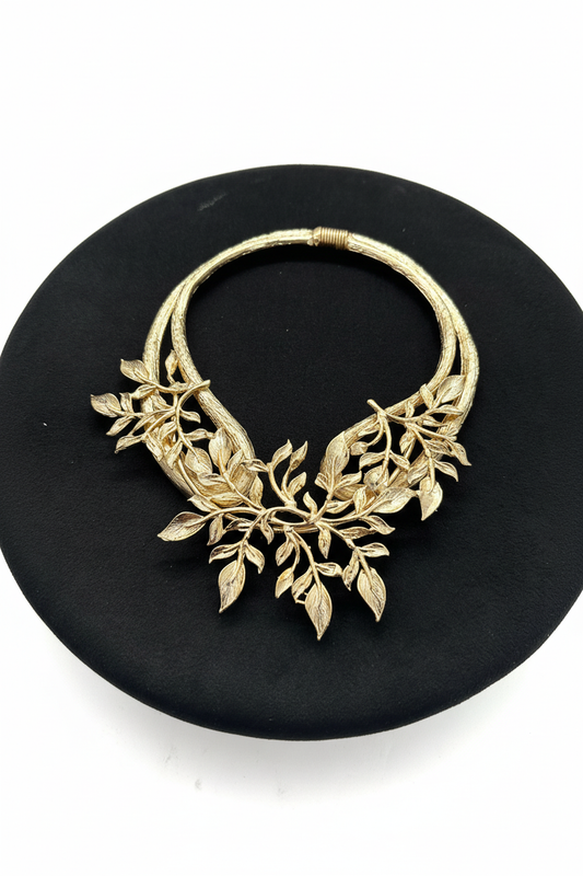 Beyaz arka plan üzerinde altın kaplamalı pirinç yaprak dal motifli choker statement kolye