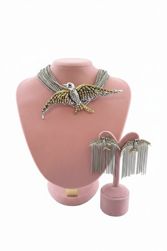 Beyaz arka plan üzerinde parlak taşlı zincir choker kolye ve kuş motifli zincir püsküllü küpe seti