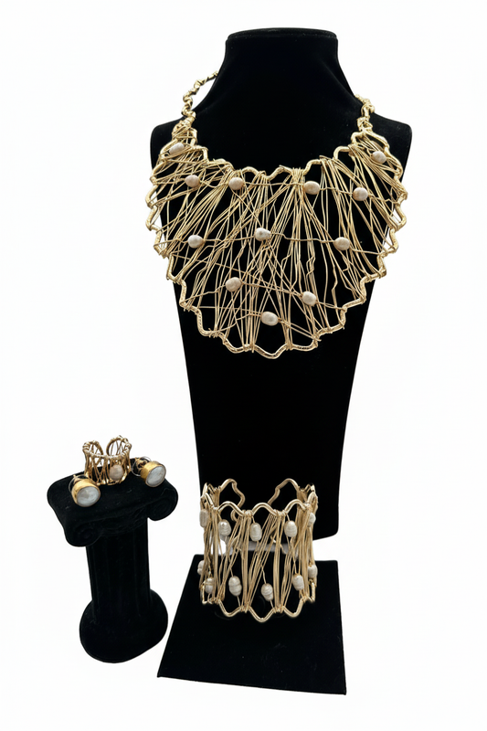 Beyaz arka plan üzerinde altın kaplamalı pirinç tel örgü beyaz boncuk aksamlı kolye bilezik ve yüzük seti