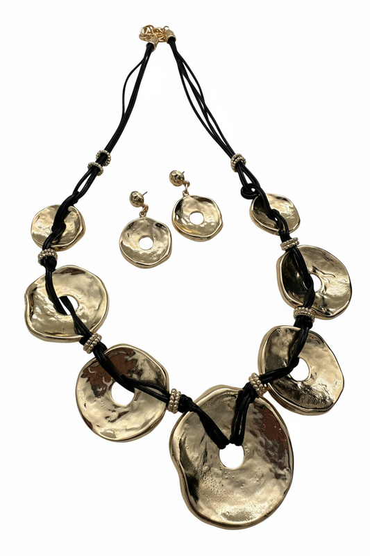 Beyaz arka plan üzerinde altın kaplamalı pirinç dövme halka disk kolye ve küpe ikili set siyah kordon