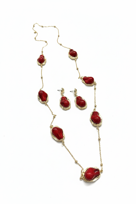 Beyaz arka plan üzerinde gerçek kırmızı mercan doğal taş gold zincir uzun kolye ve küpe seti