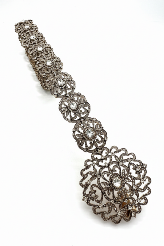 Beyaz arka plan üzerinde antik gümüş rengi parlak taşlı çiçek madalyon bileklik 107 cm