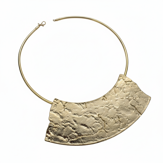 Dövme Desenli Yarım Ay Şeklinde Kolye Ucu ve Altın Rengi Boyunluk