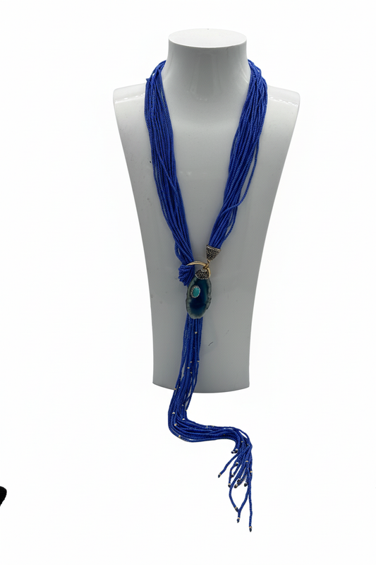 Beyaz arka plan üzerinde saks mavisi çok katmanlı boncuk kolye, akik taş ve turkuaz aksesuarlı