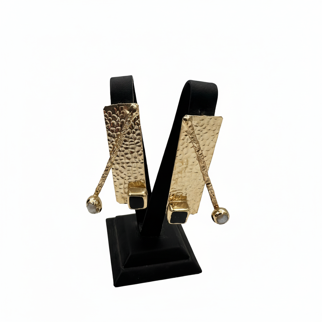 Altın kaplama dövme oniks taşlı inci görünümlü küpe