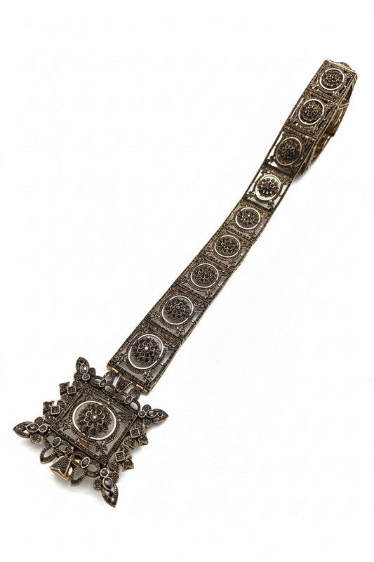 Beyaz arka plan üzerinde antik bronz black diamond taş işlemeli madalyon kemer, yıldız motifli toka