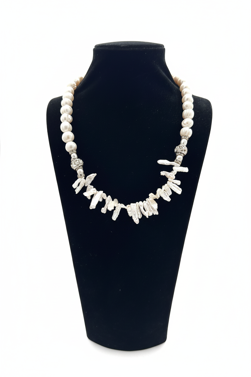 Beyaz arka plan üzerinde biwa inci ve yuvarlak inci dizili gümüş aksesuarlı kolye