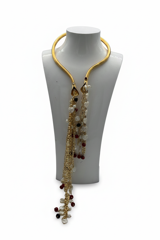 Beyaz arka plan üzerinde altın kaplamalı choker kolye, gold zincir sarkıtı, inci ve kristal boncuklar