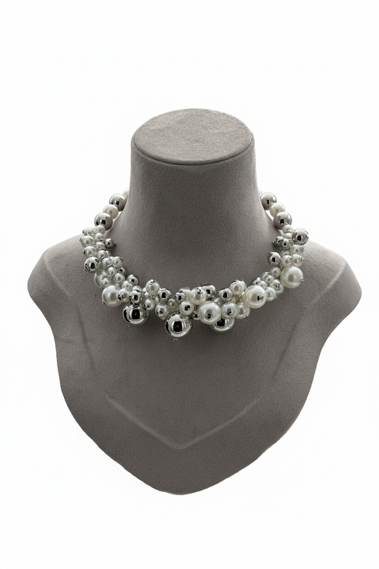 Beyaz arka plan üzerinde inci boncuk gümüş rengi metalik top aksamlı küme choker kolye