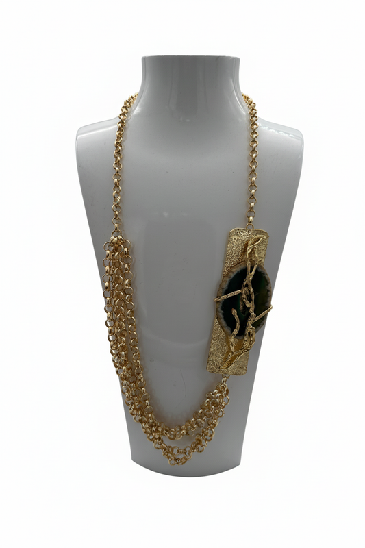Beyaz arka plan üzerinde gold rengi çok katmanlı zincir kolye, ajur plaka ve akik taş charm