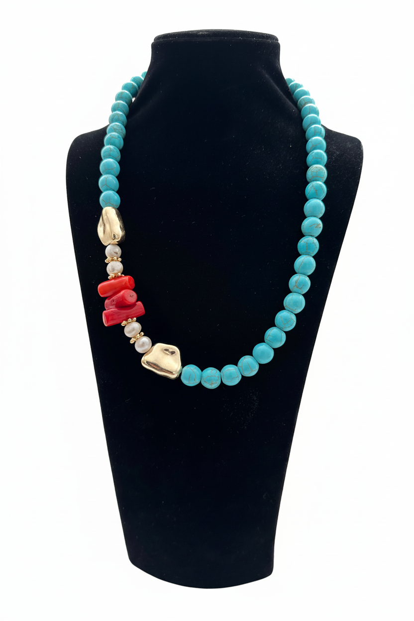 Beyaz arka plan üzerinde gerçek turkuaz doğal taş boncuk kırmızı mercan inci altın rengi aksamlı kolye