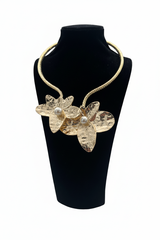 Beyaz arka plan üzerinde altın kaplamalı pirinç çift çiçek yaprak sarkıtlı inci boncuklu torque kolye