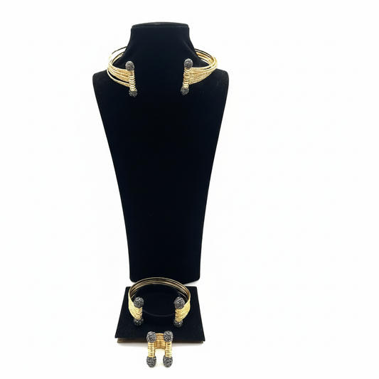 Taşlı Detaylı Altın Rengi Kelepçe Kolye, Bileklik ve Yüzük Seti