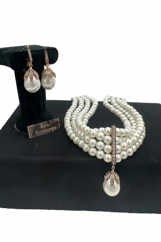 Beyaz arka plan üzerinde dört katmanlı cam inci choker kolye ve bronz detaylı sarkıtı küpe seti