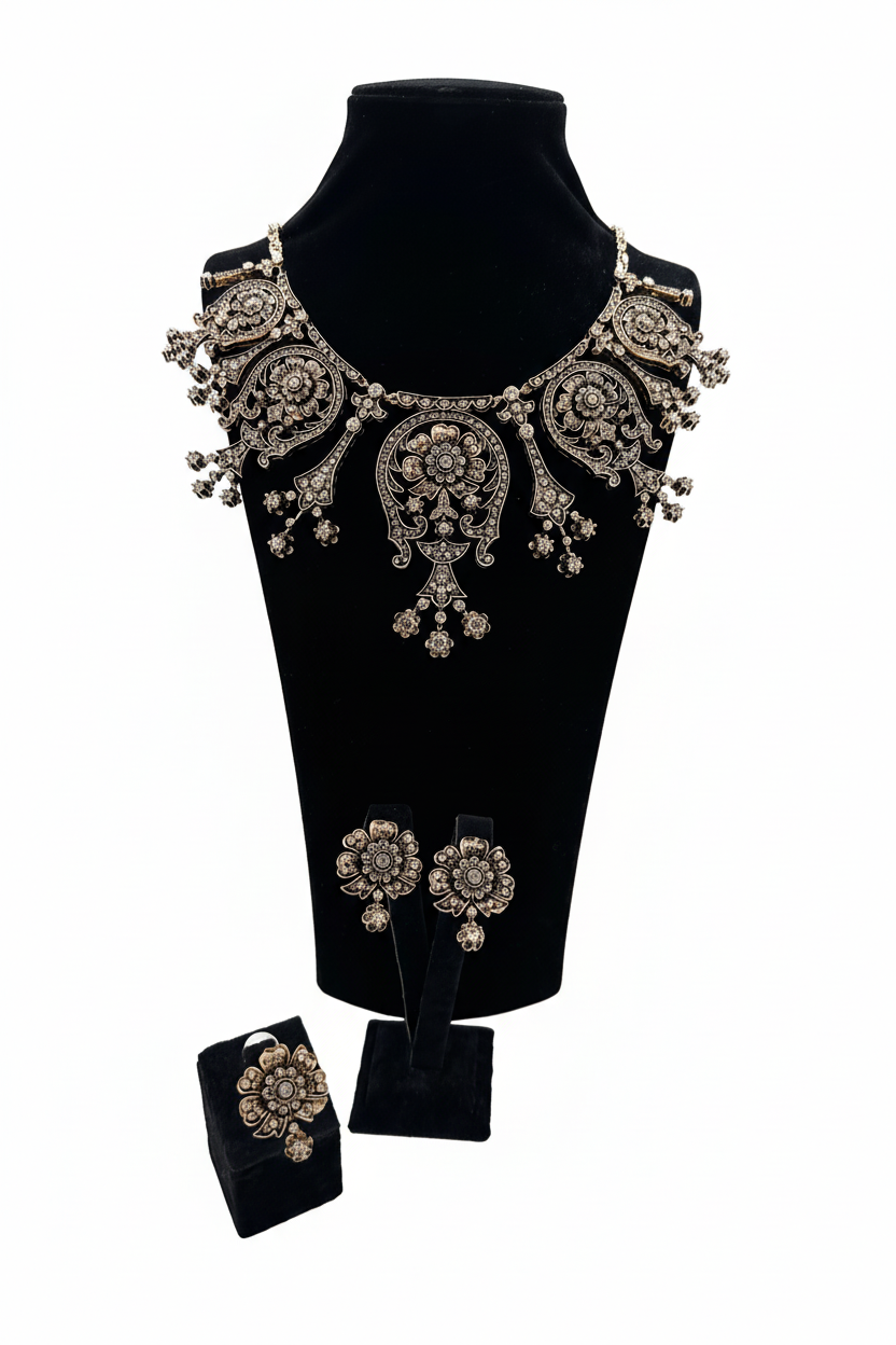 Beyaz arka plan üzerinde antik gümüş taşlı kolye küpe ve yüzük seti