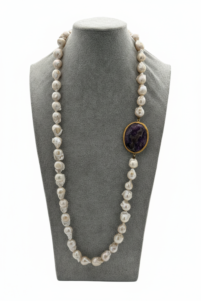 Beyaz arka plan üzerinde gerçek barok inci ve ametist taşlı uzun kolye