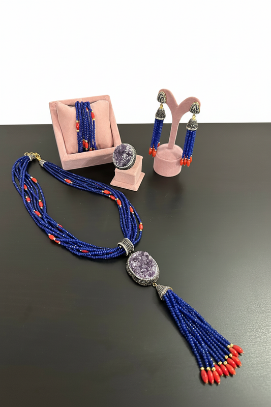 Mavi boncuk ve kırmızı mercan aksesuarlı 4'lü takı seti: ametist kolye, bilezik, küpe ve yüzük