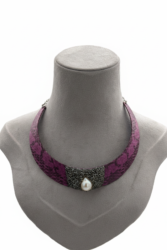Beyaz arka plan üzerinde gerçek piton derisi markazit taşlı barok inci sarkıtlı mor choker kolye