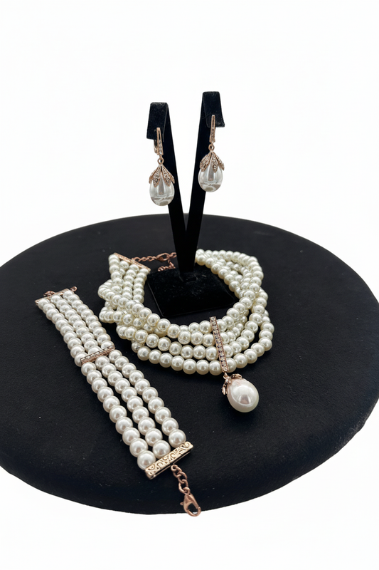 Beyaz arka plan üzerinde cam inci choker kolye bileklik ve zirkon taşlı küpe seti