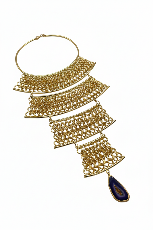 Beyaz arka plan üzerinde altın kaplamalı pirinç zincir örgü çok katlı bib doğal taş uçlu tasarım kolye