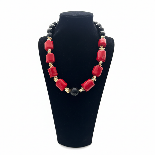 Kırmızı ve Siyah Doğal Taş Boncuklu Altın Rengi Detaylı Kolye