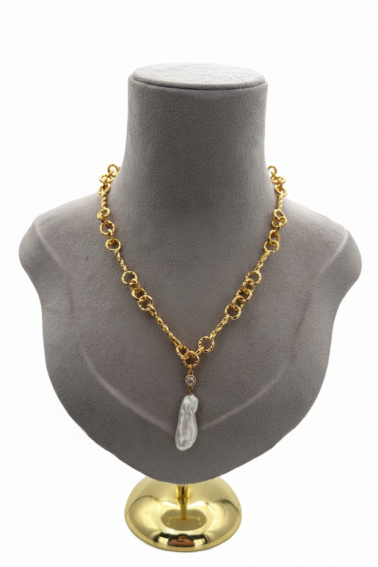 Beyaz arka plan üzerinde altın kaplamalı dövme halka zincir gerçek barok inci sarkıtlı kolye