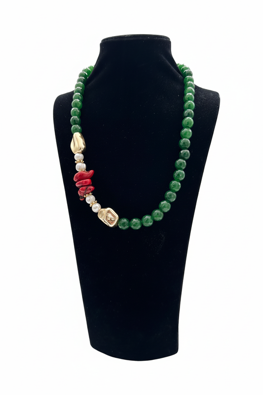 Beyaz arka plan üzerinde gerçek yeşil doğal taş boncuk kırmızı mercan inci altın rengi aksamlı kolye