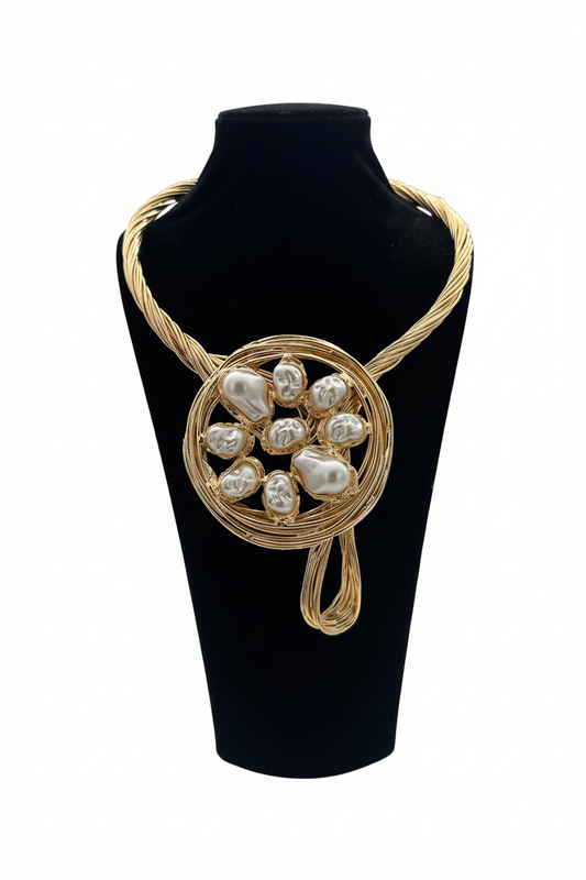 Beyaz arka plan üzerinde altın kaplamalı pirinç burgulu torque kolye yuvarlak disk inci boncuk küme sarkıt