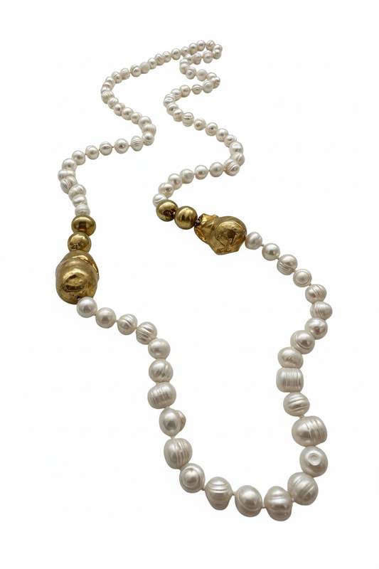 Beyaz arka plan üzerinde gerçek inci altın kaplamalı barok inci aksamlı uzun kolye