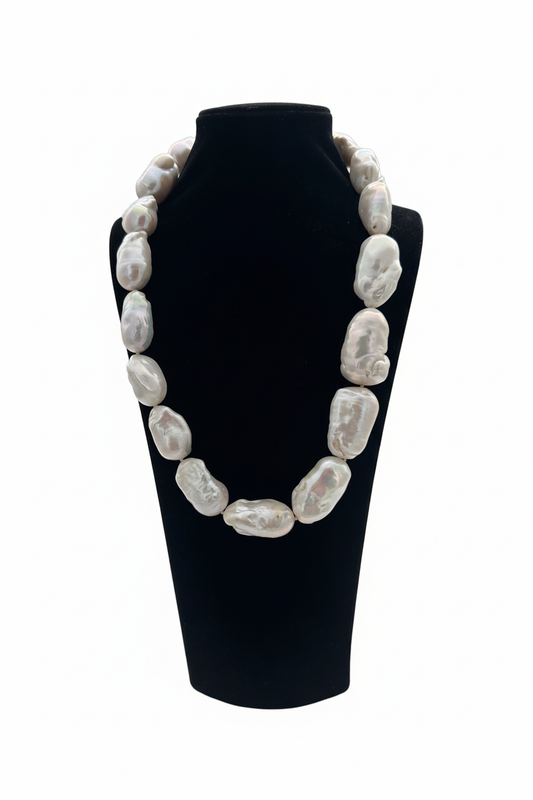 Beyaz arka plan üzerinde gerçek jumbo boy barok inci kolye