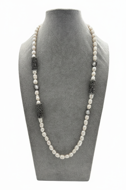 Beyaz arka plan üzerinde gerçek barok inci markazit taşlı uzun kolye