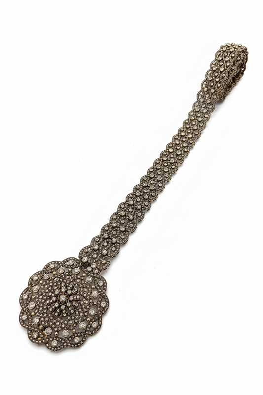 Beyaz arka plan üzerinde antik bronz taş işlemeli kemer, çiçek motifli toka