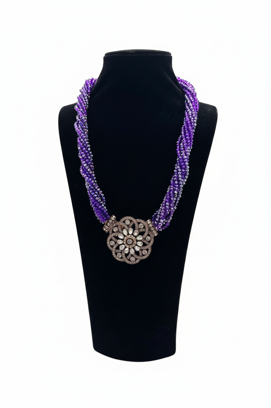 Beyaz arka plan üzerinde mor bükme boncuk kolye, antik bronz taş işlemeli çiçek motifli orta süs