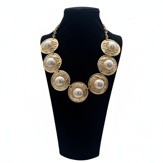 İnci ve Altın Rengi Desenli Yuvarlak Detaylı Kolye