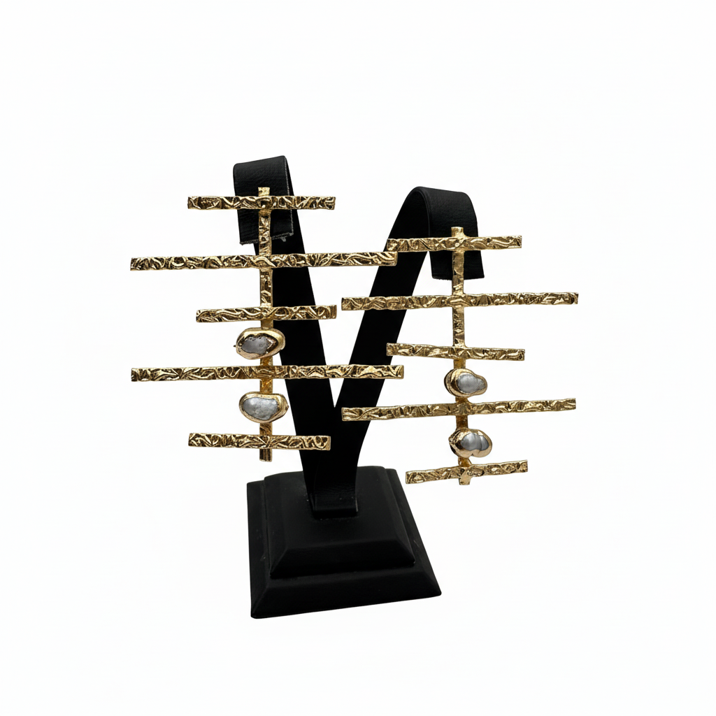 Altın kaplama dokulu çubuk inci görünümlü küpe