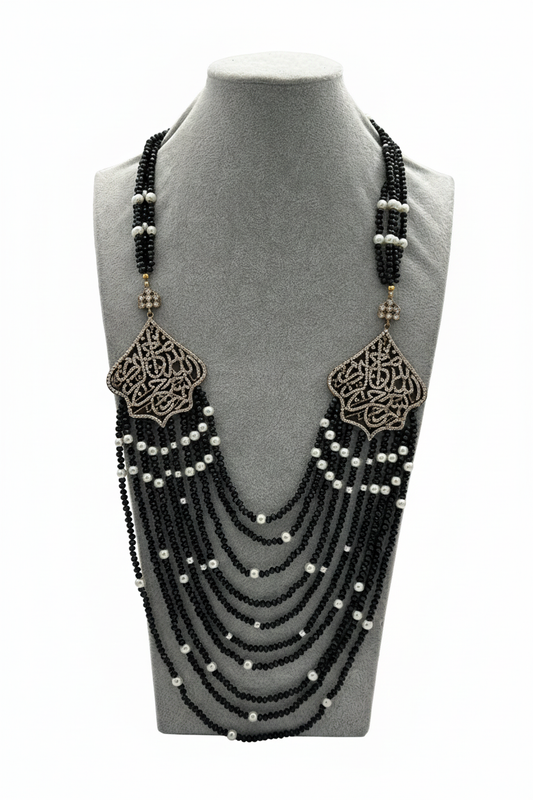 Beyaz arka plan üzerinde siyah boncuk inci aksamlı markazit arabesk motifli uzun kolye