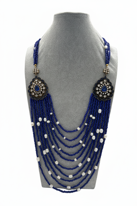 Beyaz arka plan üzerinde mavi boncuk barok boncuk aksamlı çiçek madalyon uzun kolye